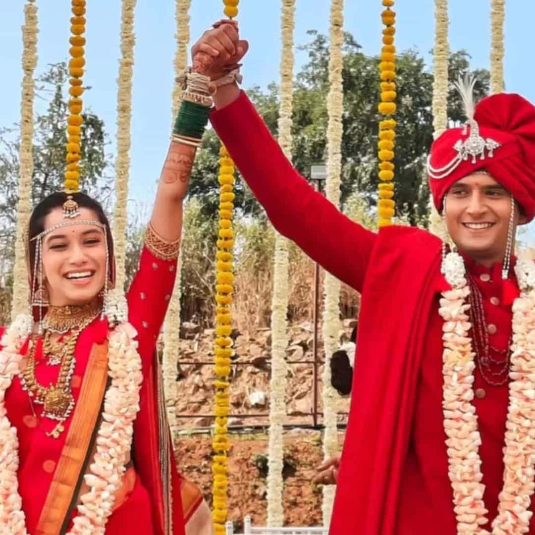 अभिनेता शाल्व किंजवडेकर 'येऊ कशी तशी मी नांदायला' या मालिकेतून घराघरात पोहोचला. त्यानंतर तो आता झी मराठी वाहिनीवरील 'शिवा' या मालिकेतून प्रेक्षकांच्या भेटीला येत आहे. शाल्वने नुकतीच लग्नगाठ बांधली आहे.