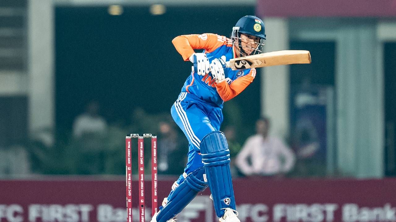 भारतीय महिला (प्लेइंग इलेव्हन): स्मृती मंधाना (कर्णधार), उमा चेत्री, जेमिमाह रॉड्रिग्स, राघवी बिस्ट, दीप्ती शर्मा, रिचा घोष (विकेटकीपर), सजीवन सजना, राधा यादव, सायमा ठाकोर, तितस साधू, रेणुका ठाकूर सिंग  वेस्ट इंडिज महिला (प्लेइंग इलेव्हन): हेली मॅथ्यूज (कर्णधार), कियाना जोसेफ, शेमेन कॅम्पबेल (विकेटकीपर), डिआंड्रा डॉटिन, चिनेल हेन्री, नेरिसा क्राफ्टन, आलिया ॲलेने, शबिका गजनबी, जैदा जेम्स, एफे फ्लेचर, करिश्मा रामहरक