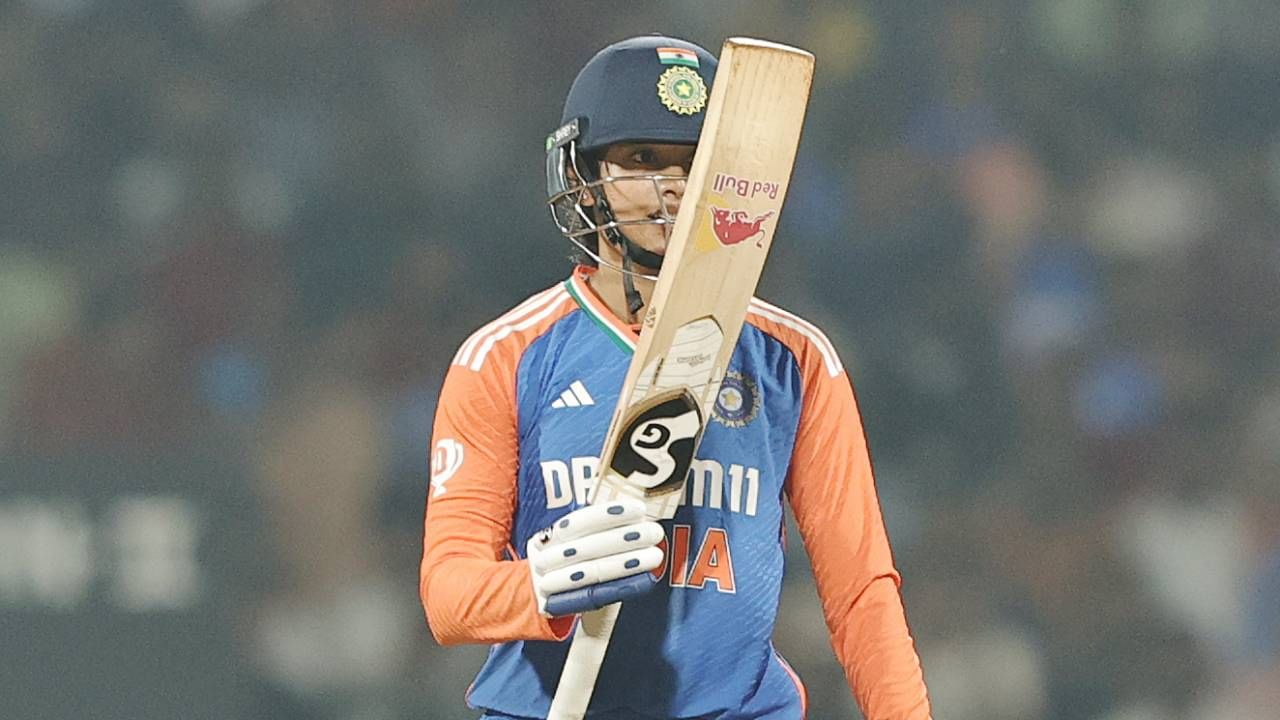 स्मृती मंधानाने टी20 कारकि‍र्दीतलं 30वं अर्धशतक झळकावलं. तसेच न्यूझीलंडच्या सुझी बेट्स हीचा विक्रम मोडीत काढला. 142 डावात स्मृतीने 30 अर्धशतकं झळकावली. तर सुझीला 168 डाव 29 शतकं झळकवण्यासाठी लागले होते.