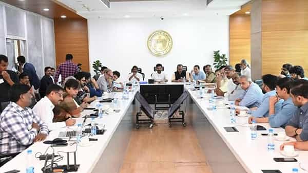 तेलंगणाचे मुख्यमंत्री रेवंत रेड्डी यांनी टॉलिवूड इंडस्ट्रीतील दिग्दर्शक, निर्माते आणि कलाकारांसोबत विशेष बैठक घेततली. या बैठकीत त्यांनी टॉलिवूड फिल्म इंडस्ट्रीकडून सामाजिक जबाबदारी पार पाडण्याच्या गरजेवर भर दिला. तेलंगणा फिल्म डेव्हलपमेंट कॉर्पोरेशनचे (FDC) अध्यक्ष दिल राजू यांच्या नेतृत्वाखालील शिष्टमंडळाने मुख्यमंत्र्यांची भेट घेतली.