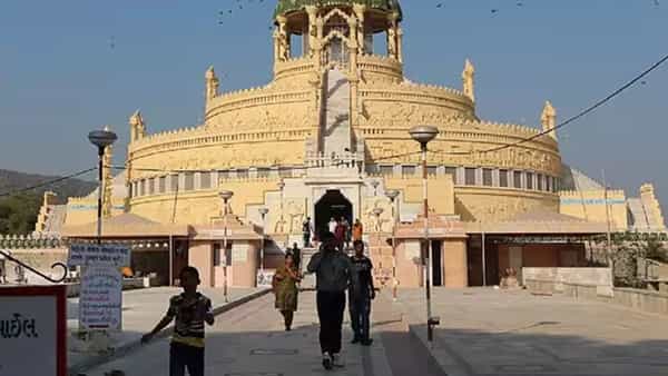 गुजरातमधील भावनगर जिल्ह्यात पलिताना हे शहर आहे. हे लहान शहर जगातील पहिले शाकाहारी शहर आहे. जैन धर्माचे पालन करणाऱ्यांसाठी ही सर्वात चांगली जागा आहे. या ठिकाणी मटण, अंडे आणि मासे विकण्यास आणि खाण्यास निर्बंध आहे.