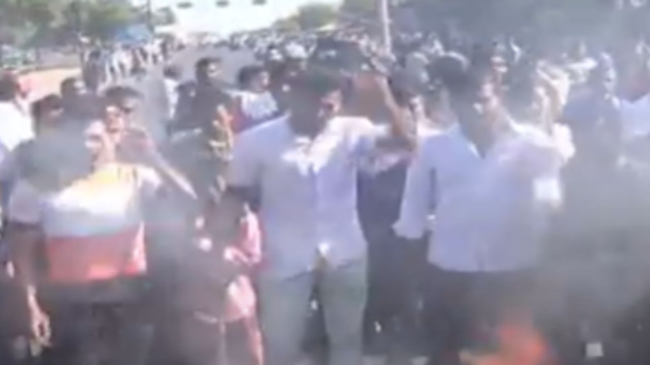 परभणीत संविधानाची विटंबना करणाऱ्या 'त्या' आरोपीबाबत धक्कादायक खुलासा, समोर आली महत्त्वाची माहिती परभणीत संविधानाची विटंबना करणाऱ्या 'त्या' आरोपीबाबत धक्कादायक खुलासा, समोर आली महत्त्वाची माहिती