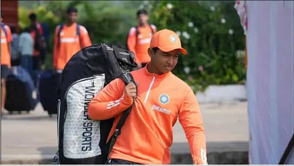 देशांतर्गत विजय हजारे ट्रॉफी स्पर्धेतून वैभव सूर्यवंशीने लिस्ट ए सामन्यात पदार्पण केलं. बिहारकडून खेळताना पहिल्या सामन्यात वैभव काही खास करू शकला नाही. त्याने 2 चेंडूंचा सामना केला आणि 4 धावा केल्या. पण त्याने एका विक्रमाची नोंद केली आहे.