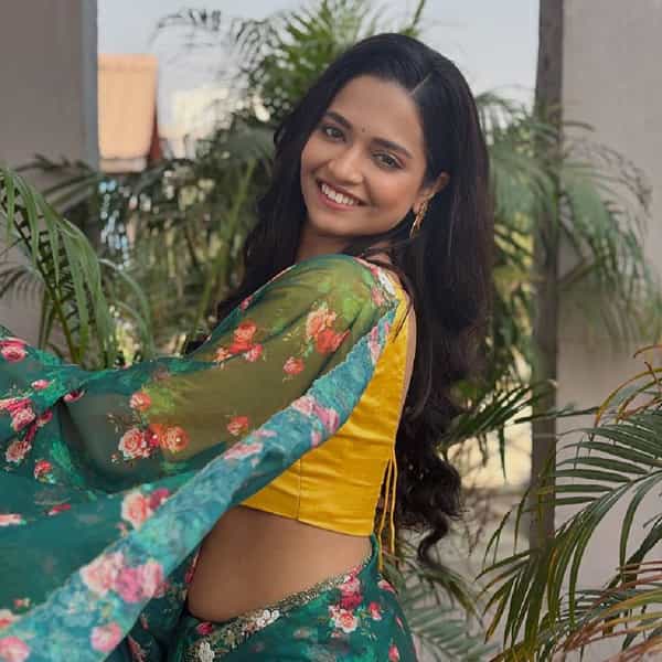 'नवरी मिळे हिटलरला' मालिकेतील लीला म्हणजेच वल्लरी विराज म्हणाली - "माझ्या 2025 च्या 'टू डू लिस्ट'मध्ये सर्वात पहिलं आहे, कथ्थक विशारद परीक्षा. जी मला द्यायची आहे. 2024 मध्ये मला परीक्षा द्यायची होती. पण 'नवरी मिळे हिटलरला' मालिका मिळाली आणि त्याच्या शूटमध्ये मी व्यस्त जाले. माझी विशारद पूर्ण करायची तयारी सुरू आहे. त्यासोबत मला वाचनाची सवय लावून घ्यायची आहे, तब्येतीची काळजी घ्यायची आहे."