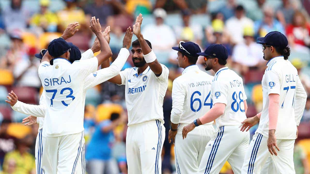 भारत आणि ऑस्ट्रेलिया यांच्यातील तिसरा कसोटी सामना बरोबरीत सुटला आहे. त्यामुळे पाच सामन्यांच्या कसोटी मालिकेत 1-1 अशी बरोबरी आहे. त्यामुळे पुढचे दोन सामने दोन्ही संघांसाठी महत्त्वाचे आहेत. त्यामुळे वर्ल्ड टेस्ट चॅम्पियनशिप गुणतालिकेत पुढचं गणित कसं असेल ते समजून घ्या.