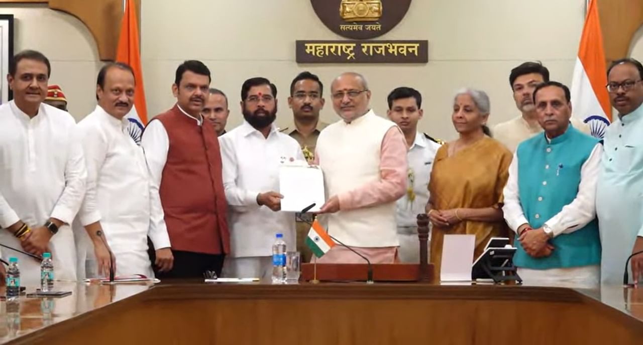 मळभ दूर... अखेर महायुतीच्या नेत्यांचा राज्यपालांकडे सत्ता स्थापनेचा दावा; शपथविधी उद्याच! मळभ दूर... अखेर महायुतीच्या नेत्यांचा राज्यपालांकडे सत्ता स्थापनेचा दावा; शपथविधी उद्याच!