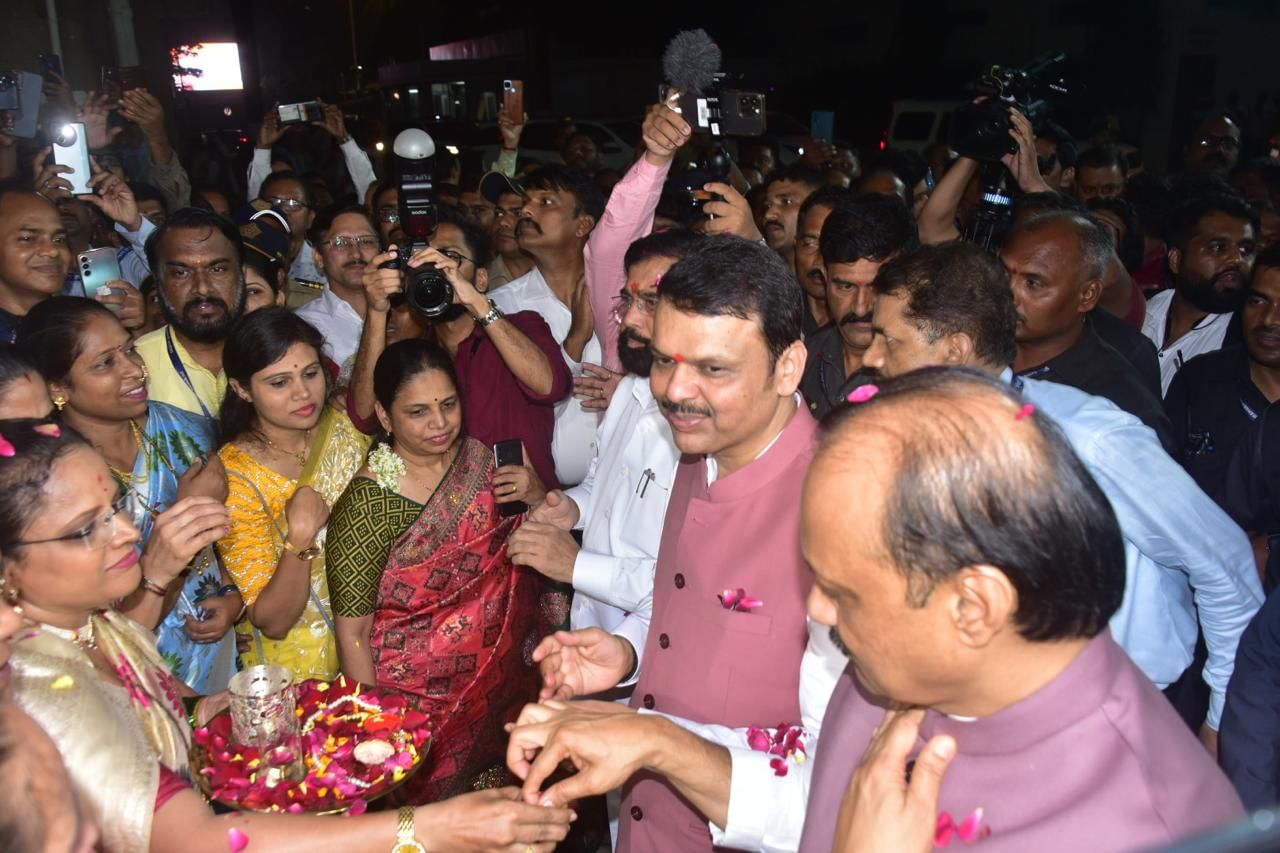 मुख्यमंत्री आणि उपमुख्यमंत्र्‍यांनी शपथ घेतल्यानंतर ते थेट मंत्रालयात गेले. तेथे मंत्रालयातील कर्मचाऱ्यांनी मुख्यमंत्री देवेंद्र फडणवीस, एकनाथ शिंदे आणि अजितदादा यांचे स्वागत केले. महिला कर्मचाऱ्यांनी या तिघांचे औक्षण केले. 