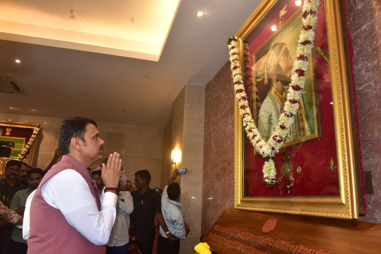 नवे मुख्यमंत्री देवेंद्र फडणवीस यांनी मंत्रालयात प्रवेश करताच दालनातील छत्रपती शिवाजी महाराज यांच्या तसबि‍रीसमोर नतमस्तक होत आशीर्वाद मागितले. उपमुख्यमंत्री एकनाथ शिंदे, अजितदादा यांनी देखील यावेळी महापुरुषांना वंदन केले. 