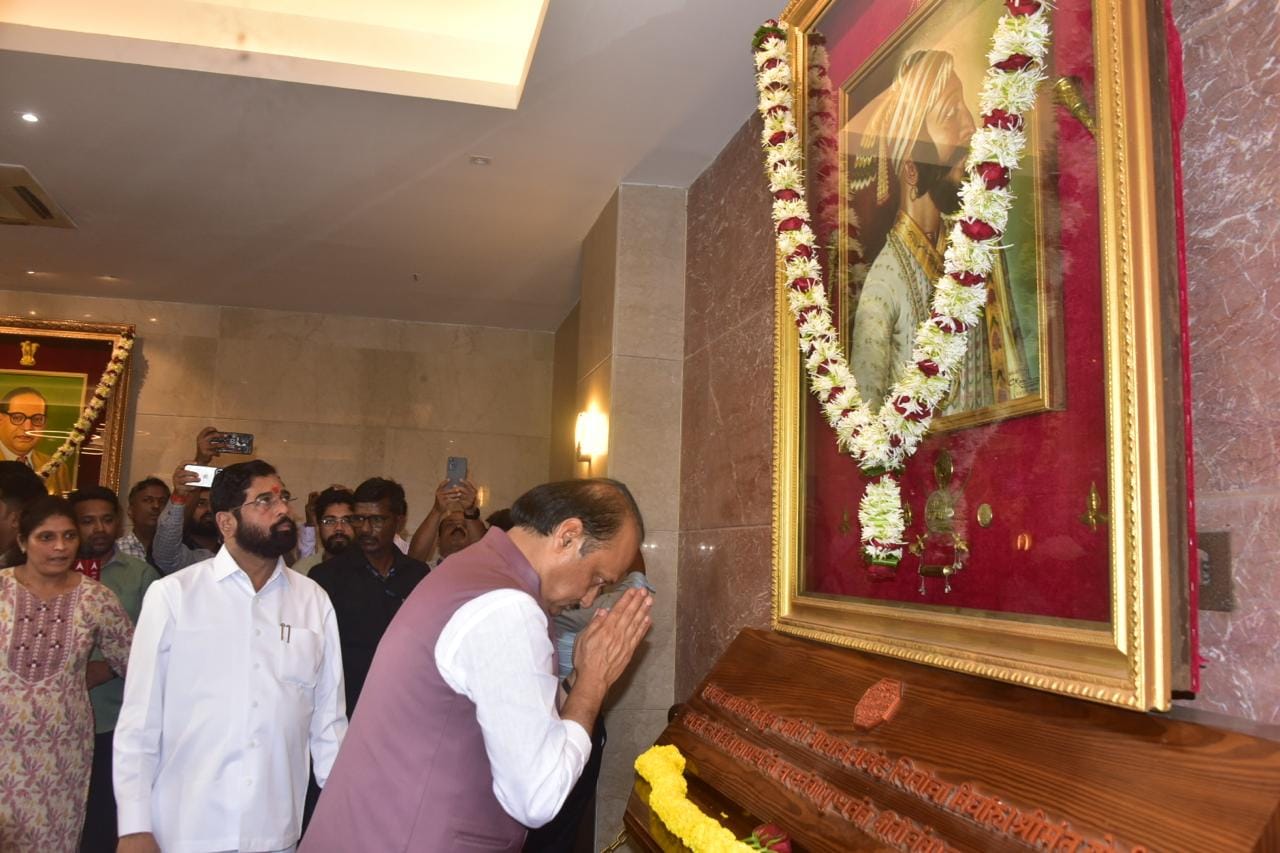 अजितदादांनी आता सहाव्यांदा उपमुख्यमंत्री होण्याचा विक्रम केला आहे. शपथविधी झाल्यानंतर मंत्रालयातील छत्रपती शिवाजी महाराजांच्या तसबि‍रीला अभिवादन केले. 