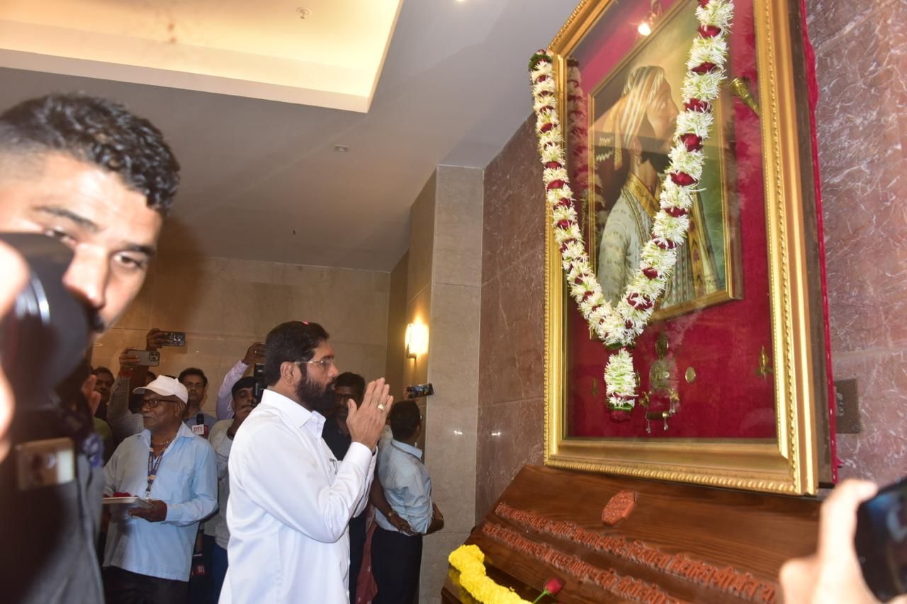 अनेक दिवस रुसून बसलेल्या एकनाथ शिंदे यांनी अखेर उपमुख्यमंत्री पदाची शपथ घेतली. त्यानंतर त्यांनी मंत्रालयात उपमुख्यमंत्री या नात्याने छत्रपती शिवाजी महाराजांना वंदन केले. 