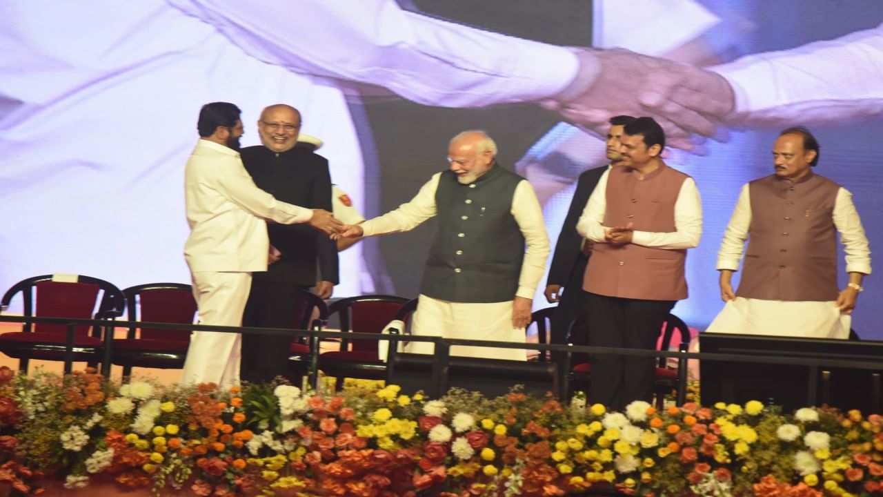  निकालानंतर एकनाथ शिंदे यांनी अचानक गावी जाऊन आराम केल्यानंतर ते आजारी पडल्याच्या बातम्या आल्या  होत्या. नंतर त्यांनी ठाण्यात येत पत्रकार परिषदे घेत आपला पंतप्रधान मोदी आणि अमित शाह यांच्या निर्णयाला पाठींबा असेल असे सांगितले. आज त्यांनी उपमुख्यमंत्री म्हणून शपथ घेतली. पंतप्रधान नरेंद्र मोदी यांनी त्यांच्याशी हस्तांदोलन केले. 