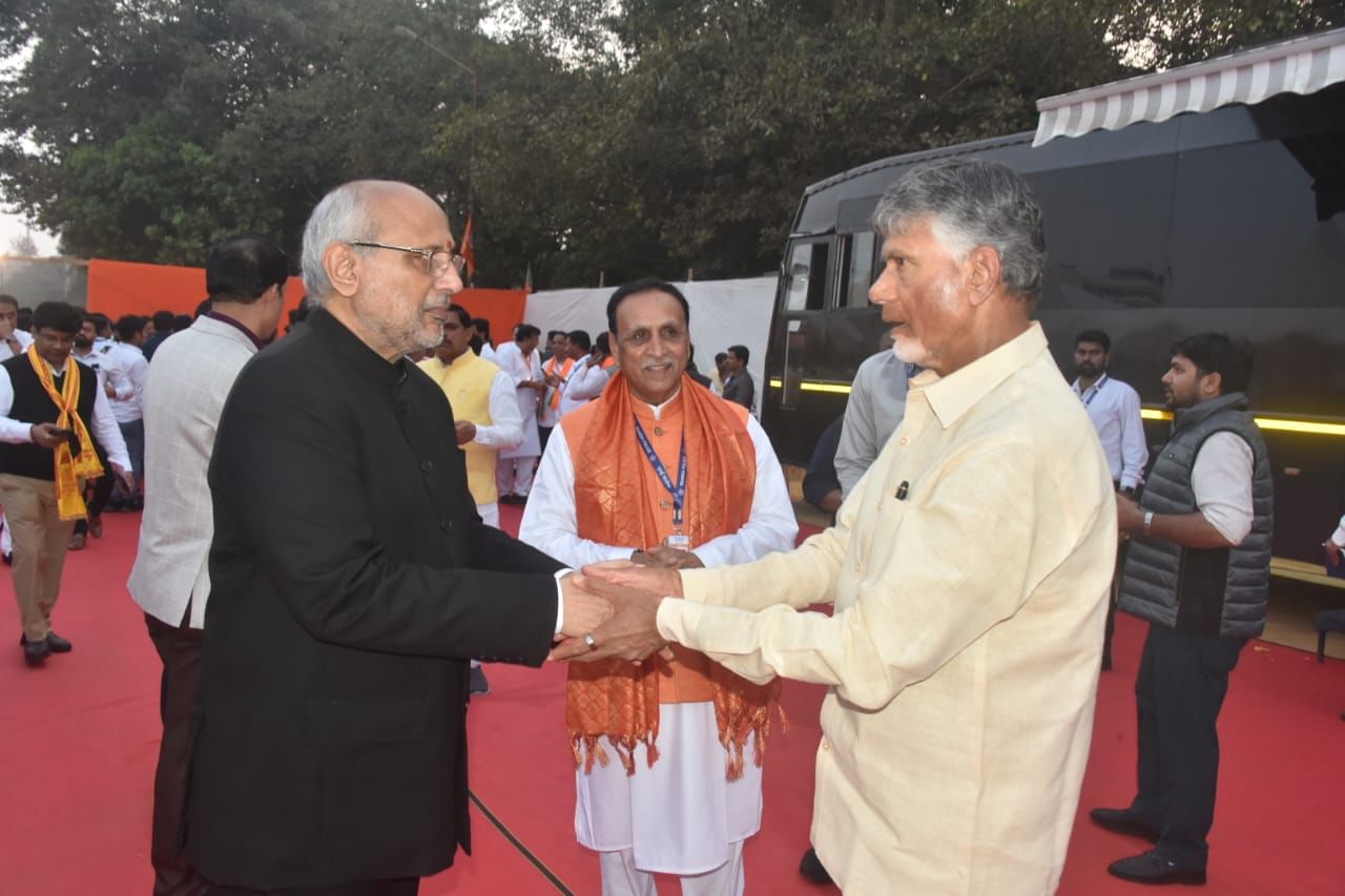  शपथविधी सोहळ्याला अनेक राज्याचे मुख्यमंत्री आवर्जून उपस्थित होते. त्यावेळी एनडीएचे घटक पक्ष असलेल्या टीडीपीचे नेते आंध्रप्रदेशचे मुख्यमंत्री चंद्राबाबू नायडू यांचे स्वागत  राज्यपाल सी.पी.राधाकृष्णन यांनी केले.