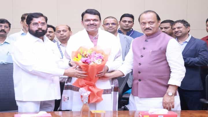 शपथविधी होताच मुख्यमंत्री देवेंद्र फडणवीसांसह उपमुख्यमंत्री अजितदादा अन् शिंदे थेट मंत्रालयात शपथविधी होताच मुख्यमंत्री देवेंद्र फडणवीसांसह उपमुख्यमंत्री अजितदादा अन् शिंदे थेट मंत्रालयात