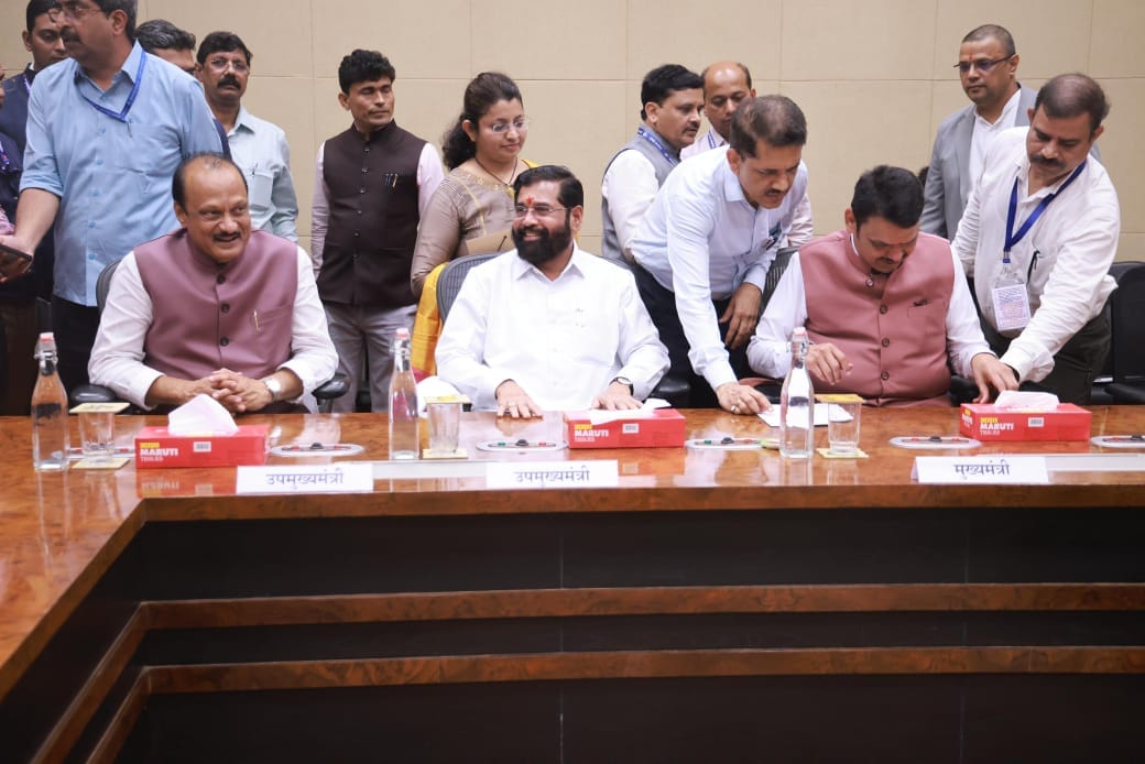 शपथविधी झाल्यानंतर लागलीच नवेनियुक्त मुख्यमंत्री देवेंद्र फडणवीस , उपमुख्यमंत्री एकनाथ शिंदे आणि अजित पवार यांनी रात्री पहीलीच कॅबिनट घेत वैद्यकीय विभागाच्या फाईलवर सही केली.  