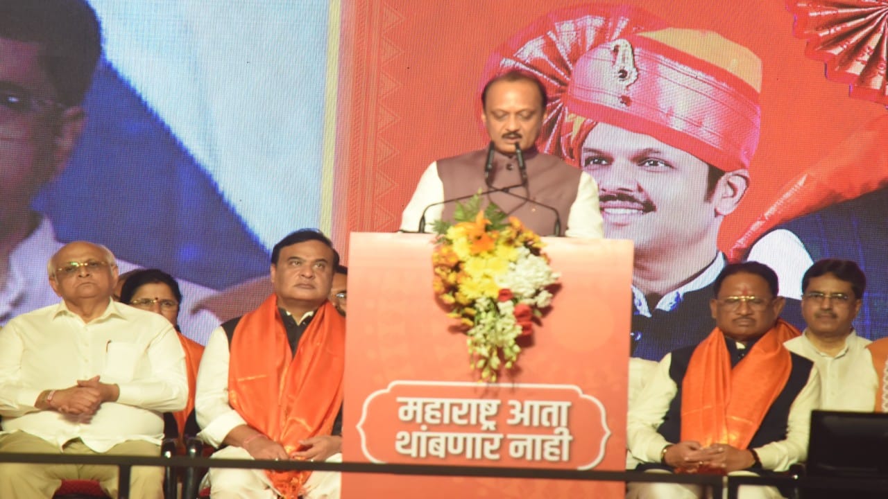  अजितदादा यांनी शपथ सोहळ्याच्या पूर्व संध्येला झालेल्या पत्रकार परिषदेत कोणी शपथ घेऊ अगर न घेऊ मी तर घेणार बाबा असे वक्तव्य केल्याने हसा पिकला होता. त्यानंतर एकनाथ शिंदे यांनी तुम्हाला सकाळी आणि रात्री शपथ घेण्याची सवय आहे हो असा टोला लगावत कडी केली. अखेर बोलल्या प्रमाणे अजितदादांनी सहाव्यांदा उपमुख्यमंत्री पदाची शपथ घेतली.