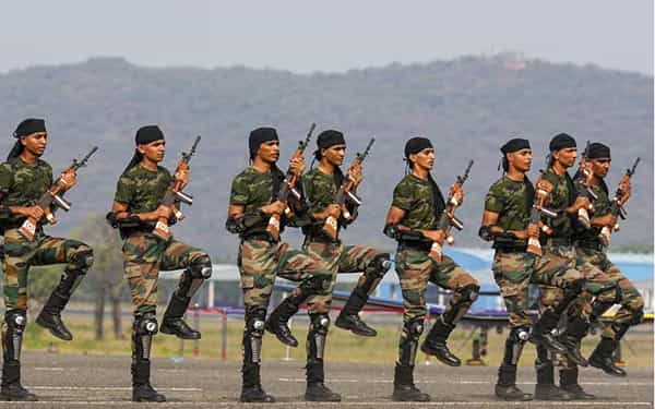 पाकिस्तान सोबत झालेल्या एका युद्धा दरम्यान एक अनोखी घटना घडली होती. या युद्धासाठी भारतीय लष्कराने मोठ्या संख्येने कंडोम खरेदी केले होते.अखेर भारतीय सैन्याला इतक्या मोठ्या प्रमाणावर कंडोम खरेदी करण्याची आवश्यकता का पडली पाहूयात.. काय आहे ही विचित्र घटना याची माहिती घेऊयात.