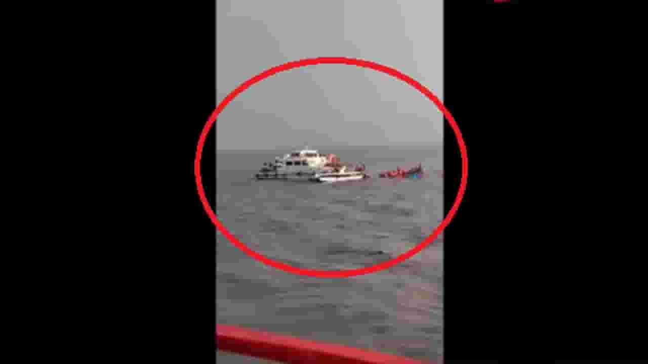 मुंबई गेट वे ऑफ इंडियाहून एलिफंटाला जाणारी 'नीलकमल' बोट उलटली, बोटीत 30-35 हून अधिक प्रवासी अन्... मुंबई गेट वे ऑफ इंडियाहून एलिफंटाला जाणारी 'नीलकमल' बोट उलटली, बोटीत 30-35 हून अधिक प्रवासी अन्...