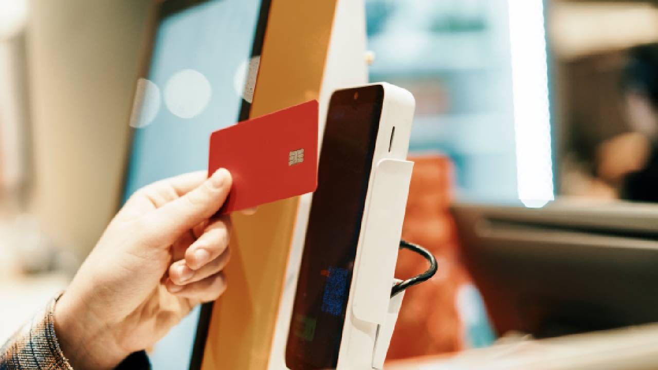 हॉटेल बूकिंग करताना कोणत्याही पोर्टलवर तुमचे पेमेंट डिटेल्स कधीच सेव्ह करू नका. वारंवार पेमेंट डिटेल्स टाकण्यापेक्षा बरेच लोक ती माहिती सेव्ह करून ठेवतात. मात्र तुमची हीच सवय अतिशय धोकादायक ठरू शकते. ( Photo Credit: Getty Images)