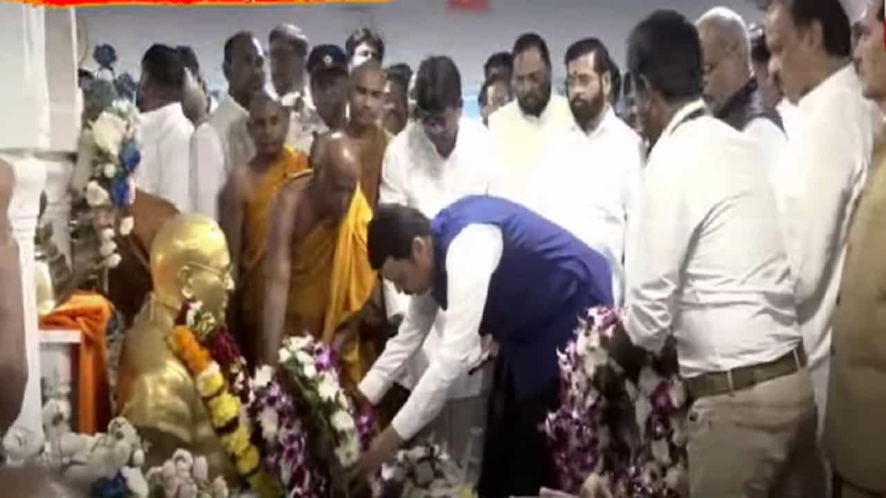 Mahaparinirvan Din 2024 : मुख्यमंत्री फडणवीसांसह दोन्ही उपमुख्यमंत्र्यांकडून चैत्यभूमीवर महामानवाला अभिवादन