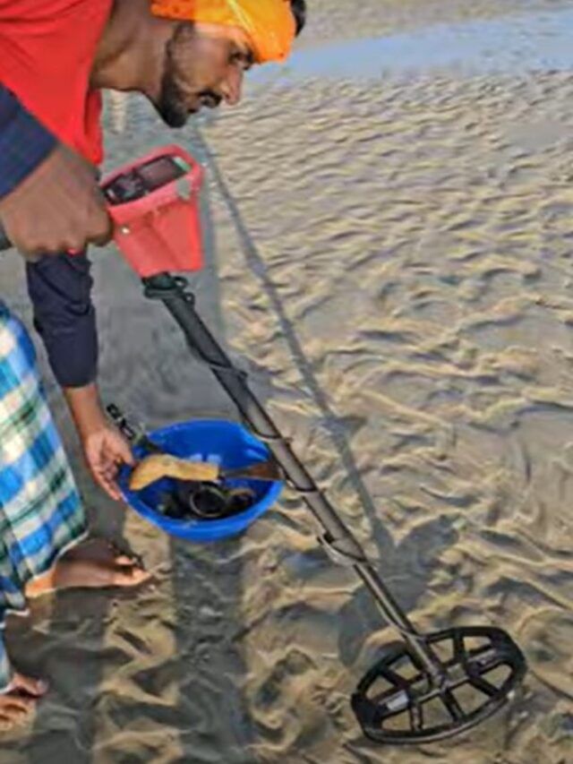 गंगा नदीच्या काठावर हे काय घेऊन फिरतात लोक, मग काही वेळेत मिळतो तगडा पैसा