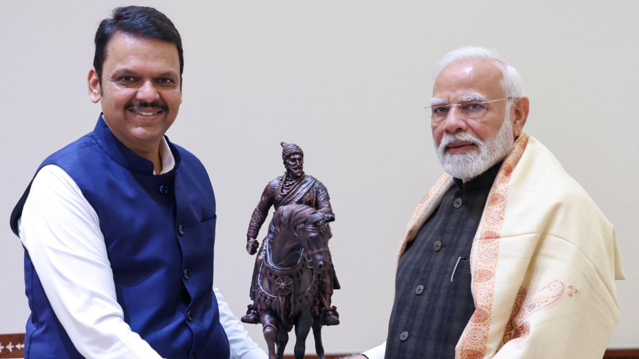 देवेंद्र फडणवीसांनी पंतप्रधान नरेंद्र मोदींना छत्रपती शिवरायांची मूर्ती भेट म्हणून दिली.