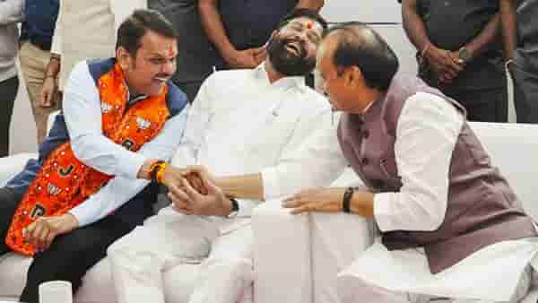 Eknath Shinde Video : खुर्च्यांची अदलाबदल शिंदेंच्या मनातून जाईना…म्हणाले; ‘गेल्यावेळीही तिघेच, आता फक्त…’