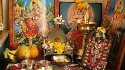 देवघरात या वस्तू चुकूनही ठेऊ नका, अन्यथा नकारात्मक ऊर्जा येईल...