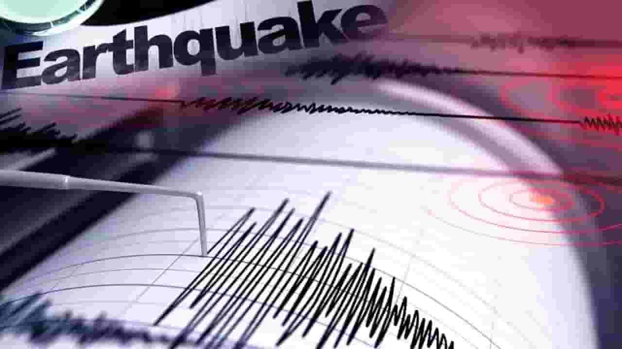 Delhi Earthquake Video : राजधानी हादरली... गाढ झोपेत असताना दिल्लीसह एनसीआरमध्ये भूकंपाचे धक्के