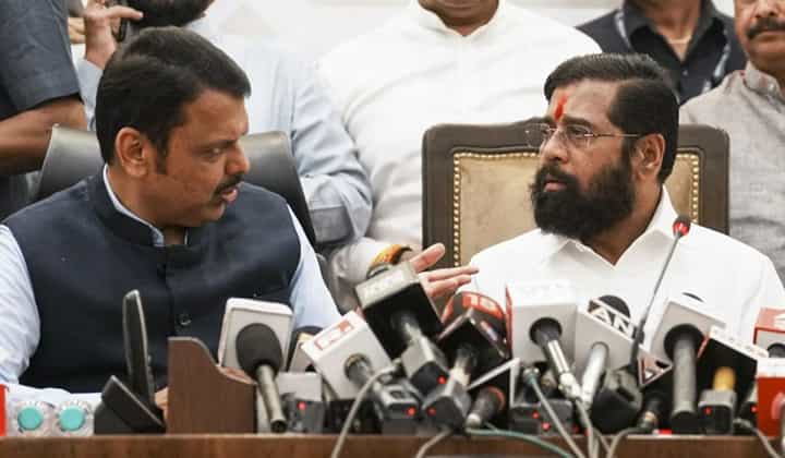 अखेर गृहखातं कोणाकडे जाणार? देवेंद्र फडणवीस की एकनाथ शिंदे? कोणतं खातं कुणाकडे असणार? अखेर गृहखातं कोणाकडे जाणार? देवेंद्र फडणवीस की एकनाथ शिंदे? कोणतं खातं कुणाकडे असणार?