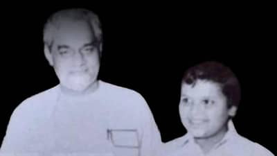 Devdendra Fadnvis : देवेंद्र फडणवीस यांचा लहानपणीचा अननोन फोटो व्हायरल, तुम्हीही पाहिला नसेल