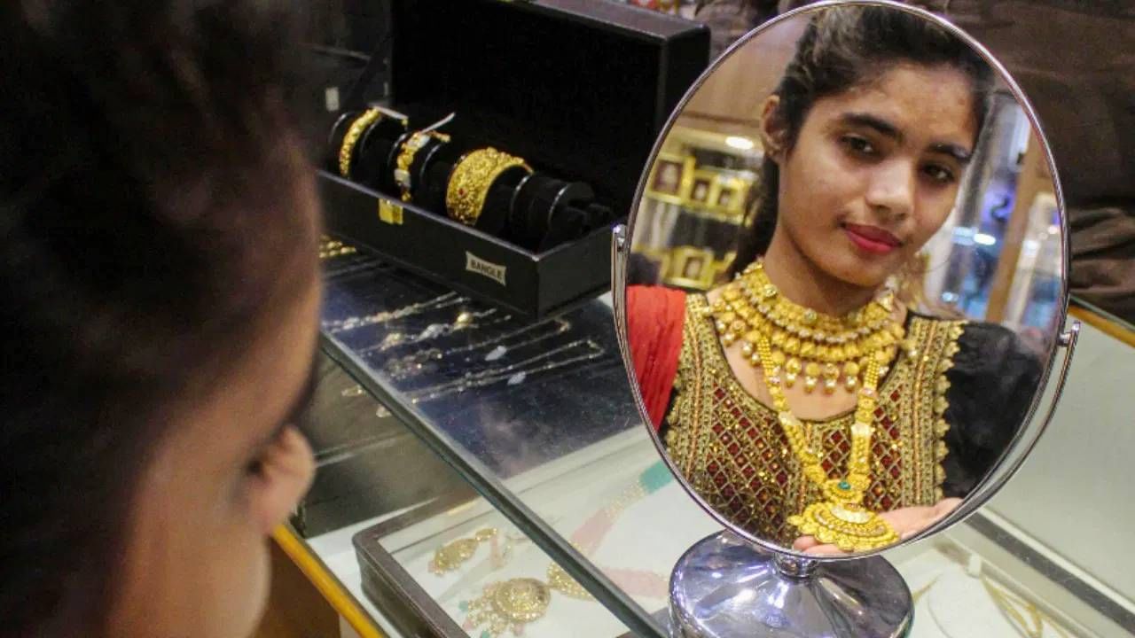 Gold Silver Rate: अगं बाई! सोनं पुन्हा स्वस्त, सोन्याचे आजचे दर जाणून घ्या