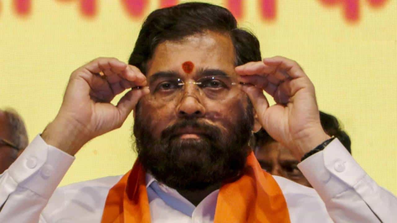 'शिंदे दाढीवरून हात फिरवतात तेव्हा काहीतरी घडतं, दाढीला हलक्यात...', शिवसेनेच्या नेत्याचं मोठं वक्तव्य 'शिंदे दाढीवरून हात फिरवतात तेव्हा काहीतरी घडतं, दाढीला हलक्यात...', शिवसेनेच्या नेत्याचं मोठं वक्तव्य