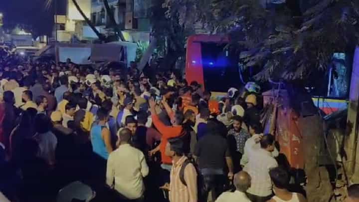 Kurla Bus Accident : कुर्ल्यात बस चालवणारा ड्रायव्हर मद्यधुंद की ब्रेक फेल? संतप्त जमावानं बेदम धुतलं, व्हिडीओ व्हायरल Kurla Bus Accident : कुर्ल्यात बस चालवणारा ड्रायव्हर मद्यधुंद की ब्रेक फेल? संतप्त जमावानं बेदम धुतलं, व्हिडीओ व्हायरल