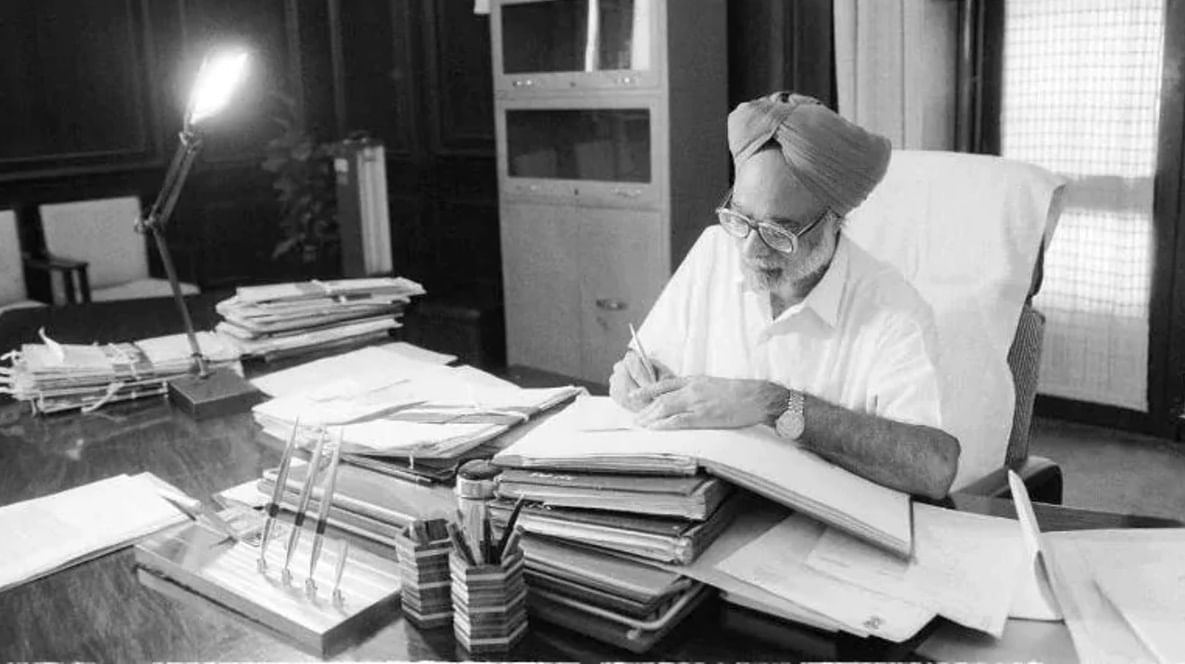 मनमोहन सिंह यांनी रुपयांचे अवमुल्यन केले. टॅक्स कमी केला. विदेशी गुंतवणूकीला प्रोत्साहन दिले आणि विदेशी उद्योगजकांना भारताकडे आकर्षित केले,त्यामुळे अर्थव्यवस्थेची गाडी वेगाने धावू लागली. ते साल १९९६ पर्यंत देशाचे अर्थमंत्री होते.