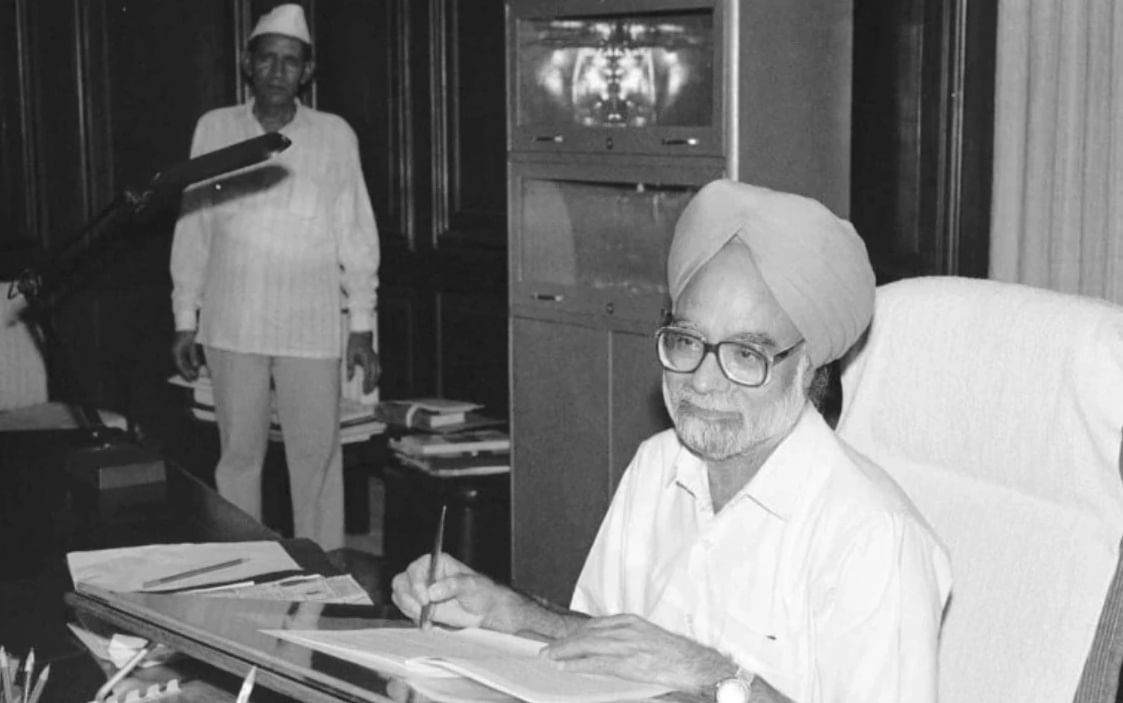 मनमोहन सिंह यांनी लायसन्स राज समाप्त केले. आर्थिक सुधारणांना पुढे नेले. ते जेव्हा अर्थमंत्री बनले तेव्हा देशाची अवस्था बिकट होती.देशाला आपला खर्च चालविण्यासाठी सोने गहाण ठेवावे लागले. परंतू मनमोहन सिंह यांनी पदभार सांभाळताच परिस्थिती सुधारली.