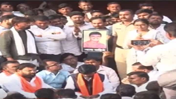 बीडमध्ये हिंसक वातावरण, आंदोलकांची जाळपोळ अन् मस्साजोग गावाला मनोज जरांगे पाटलांची भेट बीडमध्ये हिंसक वातावरण, आंदोलकांची जाळपोळ अन् मस्साजोग गावाला मनोज जरांगे पाटलांची भेट