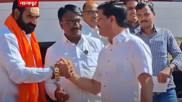 शिंदे अन् ठाकरेंचे आमदार, दोघांची दोस्ती अन् विधानभवनाच्या पायऱ्यांवर जमली गट्टी; बघा व्हिडीओ शिंदे अन् ठाकरेंचे आमदार, दोघांची दोस्ती अन् विधानभवनाच्या पायऱ्यांवर जमली गट्टी; बघा व्हिडीओ