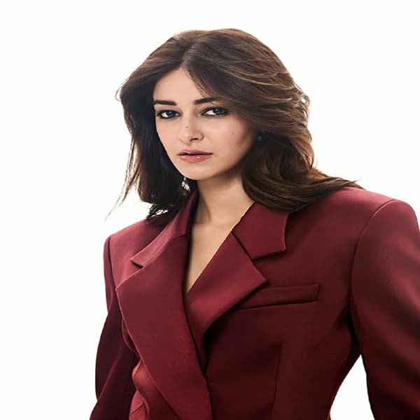 अभिनेत्री अनन्या पांडे हिने अनेक सिनेमांमध्ये महत्त्वाची भूमिका साकारत चाहत्यांचं मनोरंजन केलं. चाहते देखील अभिनेत्रीच्या आगामी सिनेमांच्या प्रतीक्षेत असतात.