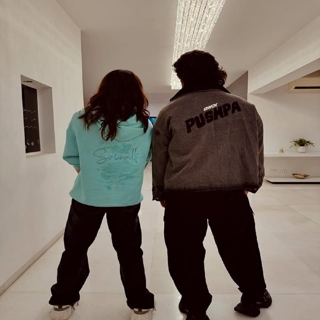 रश्मिका हिने अल्लू अर्जुन याच्यासोबत देखील काही फोटो पोस्ट केले आहे. दोघांच्या कपड्यांवर श्रीवल्ली आणि पुष्पा लिहिलं आहे.