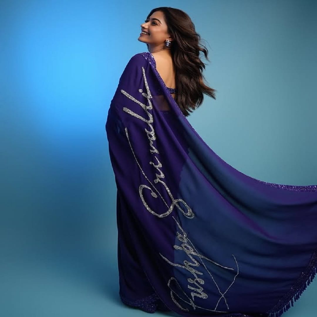 अभिनेत्री रश्मिका मंदाना हिच्या साडीच्या पदरावर श्रीवल्ली असं लिहिलं. सिनेमात अभिनेत्री श्रीवल्ली म्हणजे अल्लू अर्जुन याच्या पत्नीची भूमिका साकारली आहे.