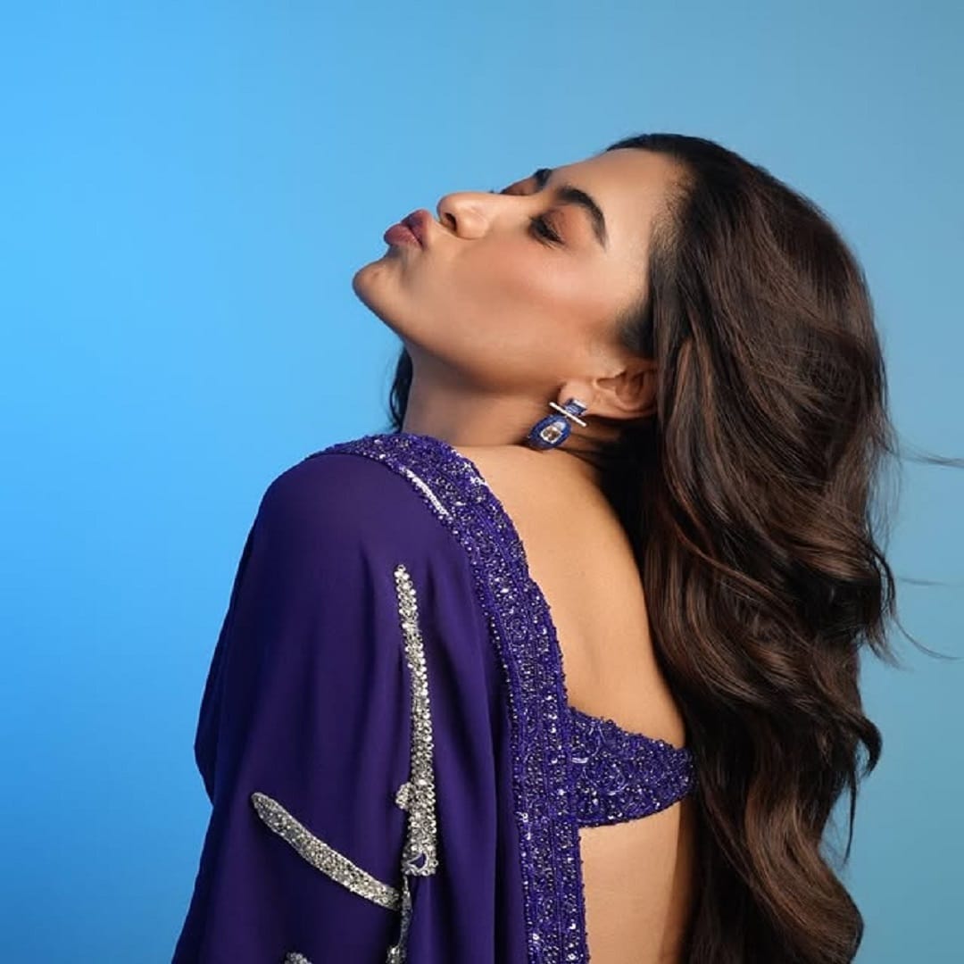 रश्मिका हिने निळ्या रंगाच्या साडीत फोटो पोस्ट केले आहेत. अभिनेत्रीचा हटके लूक चाहत्यांना प्रचंड आवडला आहे. सोशल मीडियावर अभिनेत्रीच्या लूकची चर्चा रंगली आहे.