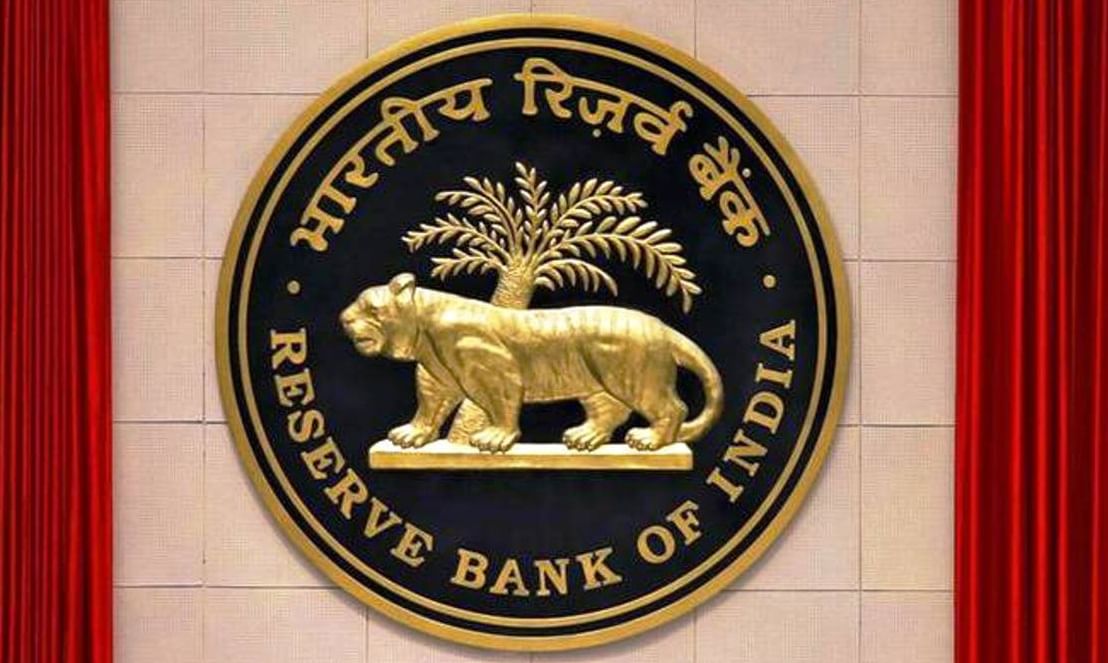 मनमोहन सिंह यांनी आपली सुरुवात विदेश व्यापार विभागात आर्थिक सल्लागार,नंतर अर्थ मंत्रालयाचे मुख्य आर्थिक सल्लागार, अर्थ मंत्रालयाचे सचिव म्हणून काम केले. साल १९७६ ते १९८० पर्यंत भारतीय रिझर्व्ह बँकेचे संचालक आणि त्यानंतर १९८२ ते १९८५ पर्यंत रिझर्व्ह बँकेचे गर्व्हनर राहीले.