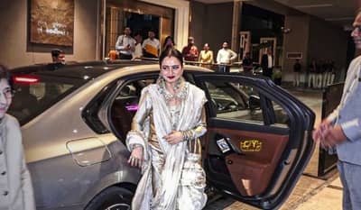 रेखा यांच्या गाडीसमोर चाहता झाला आडवा, अभिनेत्रीला मिठी मारण्याचा आग्रह केला आणि मग...