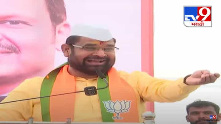Sadabhau Khot : 'इंडियातील मोठा चोर, खळं लुटणारा...', सदाभाऊ खोतांनी मारकडवाडी गाजवली, शरद पवार-गांधींची मिमिक्री अन् हस्यकल्लोळ Sadabhau Khot : 'इंडियातील मोठा चोर, खळं लुटणारा...', सदाभाऊ खोतांनी मारकडवाडी गाजवली, शरद पवार-गांधींची मिमिक्री अन् हस्यकल्लोळ