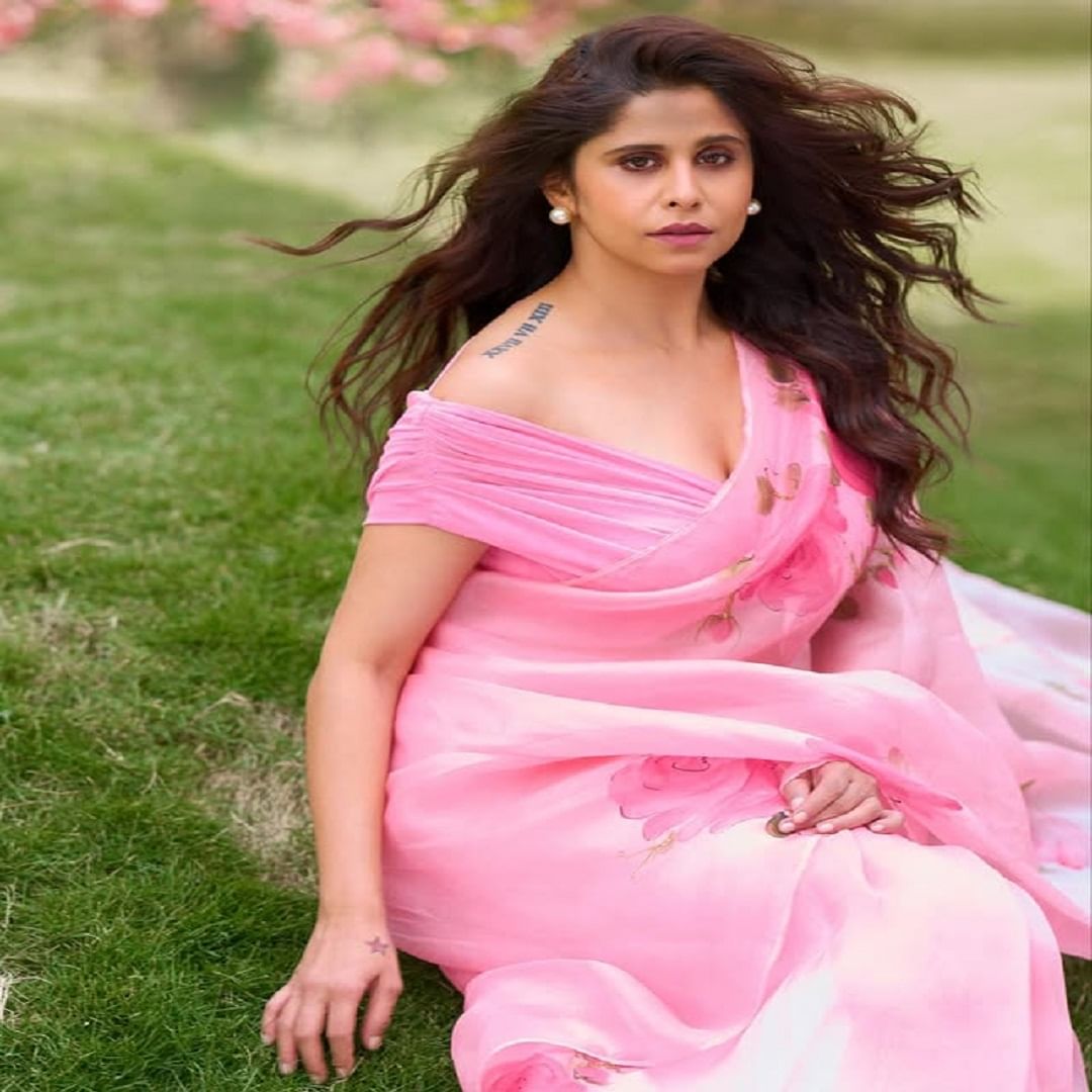 तिच्या या फोटोंवर चाहत्यांनी लाईक्स आणि कमेंट्सचा पाऊस पाडला आहे. सई कायम सोशल मीडियावर सक्रिय असते.