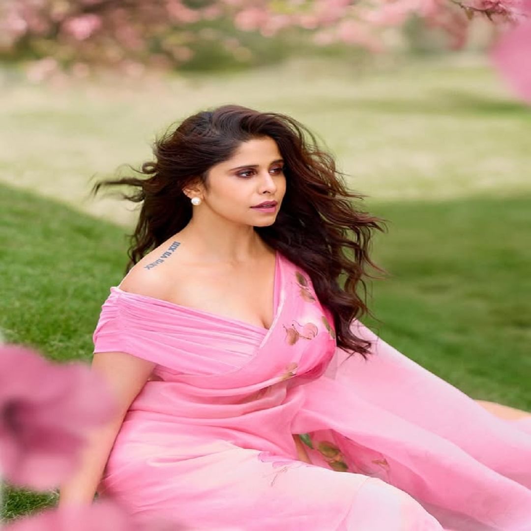 सोशल मीडियावर सईच्या चाहत्यांची संख्या देखील फार मोठी आहे. चाहत्यांच्या संपर्कात राहण्यासाठी अभिनेत्री कायम स्वतःचे फोटो सोशल मीडियावर पोस्ट करत आहे.