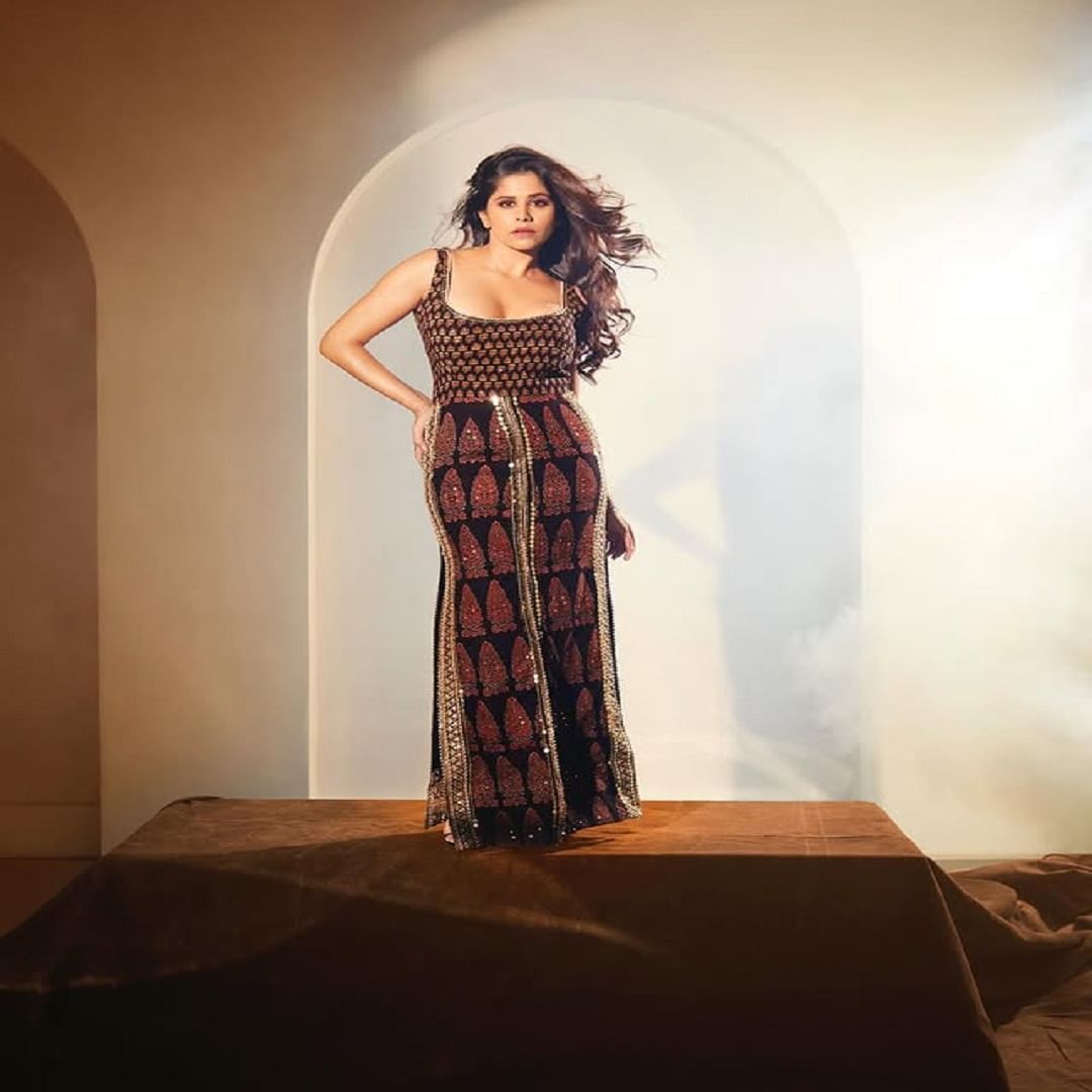 सईचे वेगवेगळे लूक चाहत्यांचं लक्ष वेधून घेत असतात. सध्या सईचे हे फोटो सोशल मीडियावर मोठ्या प्रमाणात धुमाकूळ घालत आहेत.