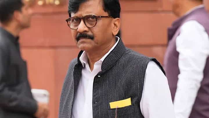 एका गृहमंत्रीपदावरून राज्याचं सरकार अधांतरी लटकतंय, हे कसलं मजबूत सरकार ? संजय राऊत खवळले एका गृहमंत्रीपदावरून राज्याचं सरकार अधांतरी लटकतंय, हे कसलं मजबूत सरकार ? संजय राऊत खवळले