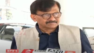 Sanjay Raut : बीड प्रकरणात आरोपीला वाचवण्यात गृहमंत्र्यांचा हात – संजय राऊतांचा आरोप