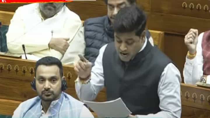 श्रीकांत शिंदेंचा राहुल गांधींना संसदेत थेट सवाल, 'तुमच्या आजी संविधान विरोधी...' श्रीकांत शिंदेंचा राहुल गांधींना संसदेत थेट सवाल, 'तुमच्या आजी संविधान विरोधी...'